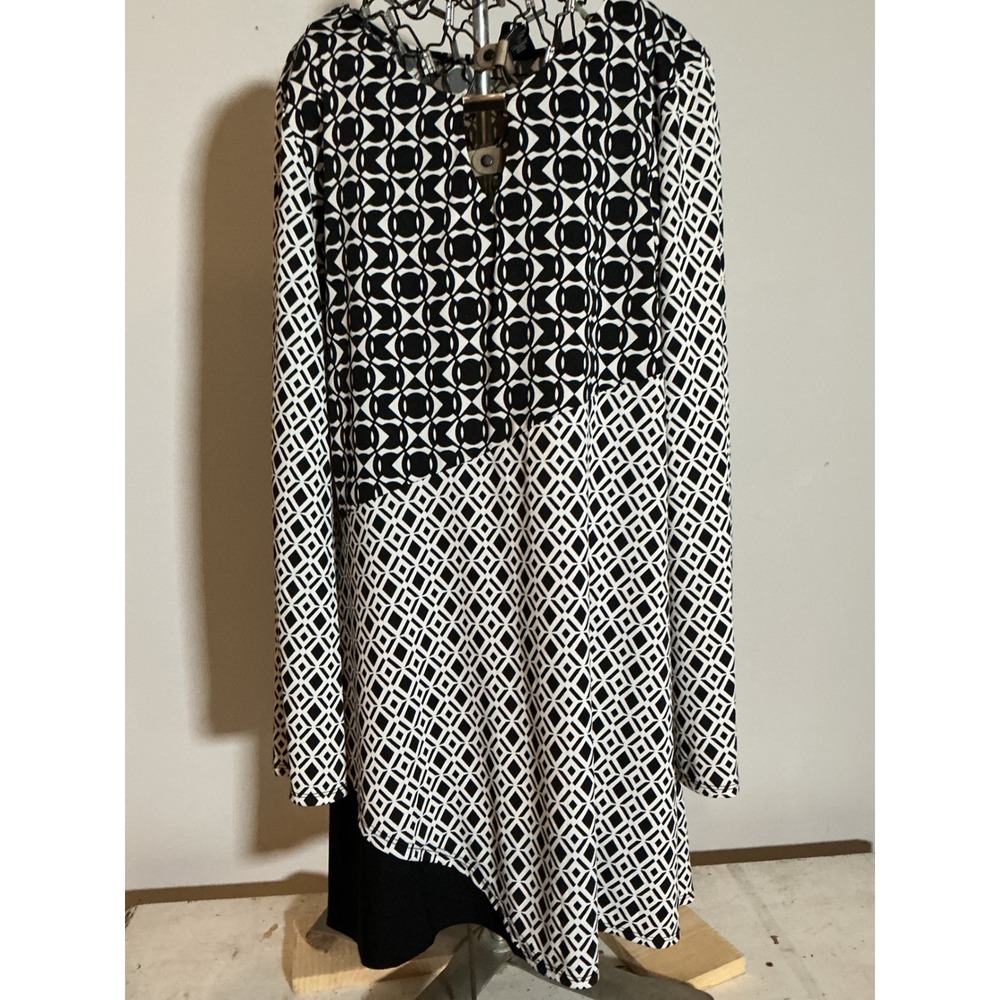 New Directions Womens Large Black White Geometric Asymmetrical Tunic Keyhole Top